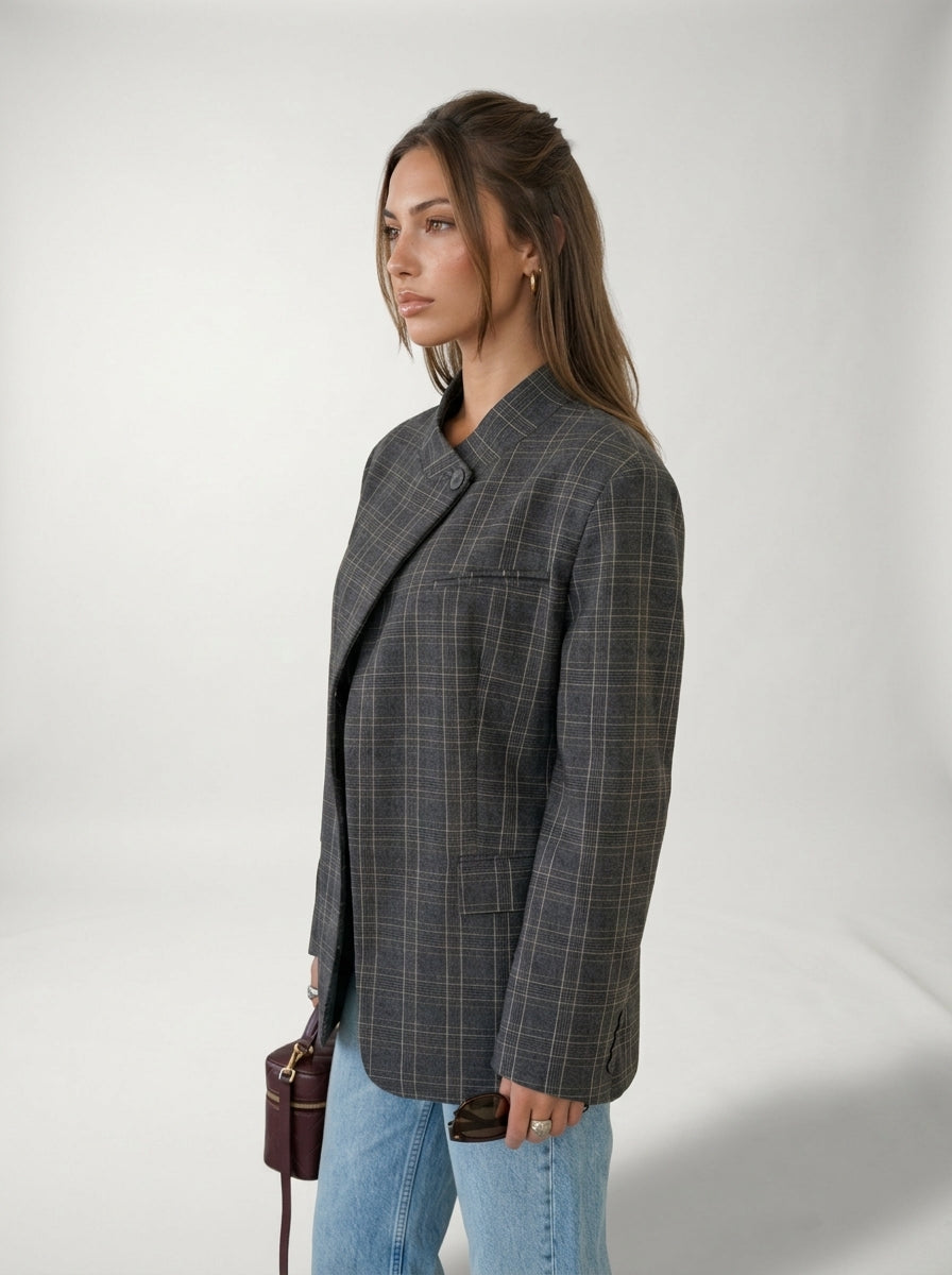 Blazer de Cuadros Gris LAVRA - modelo editorial look elegante