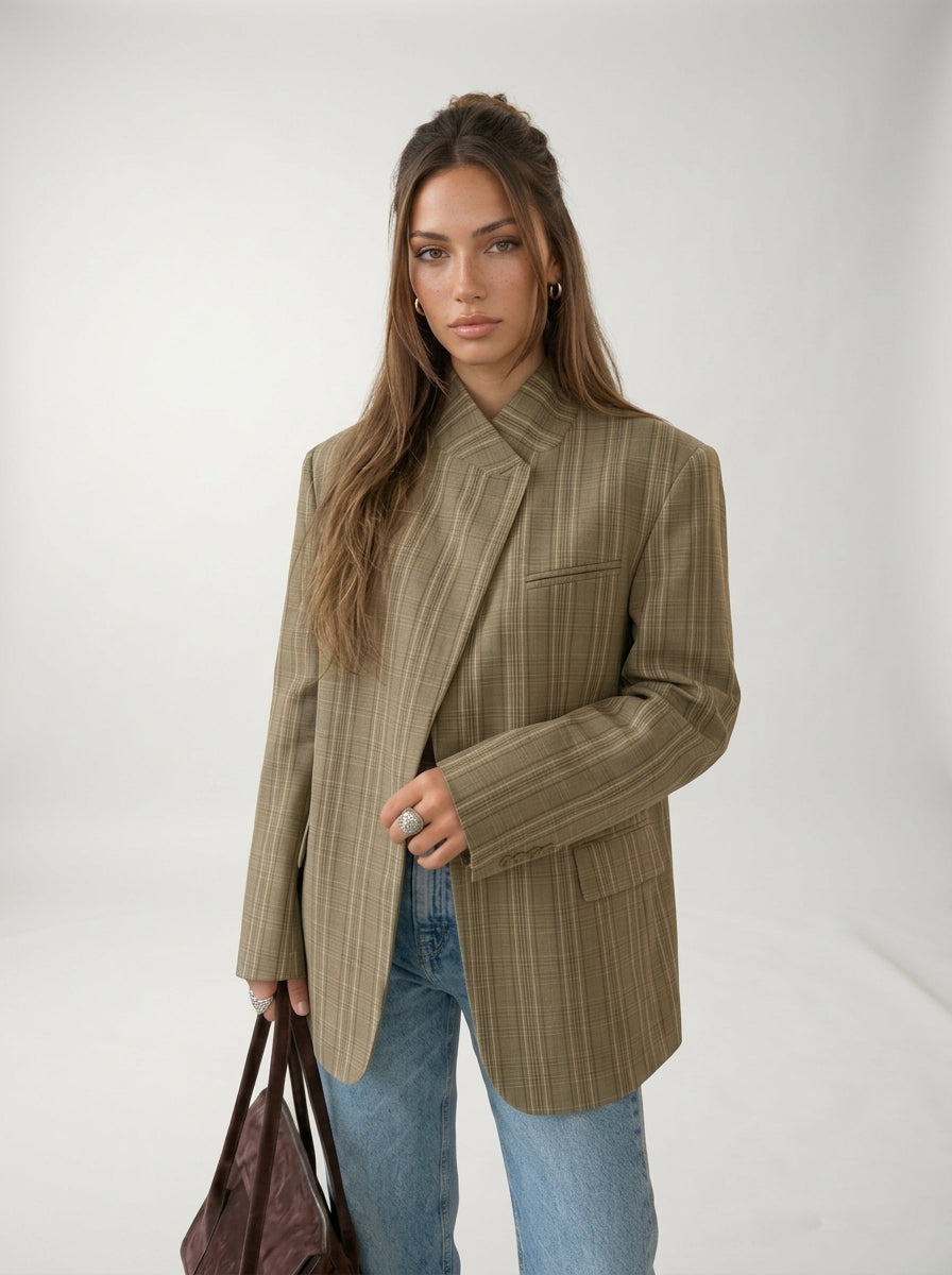 Blazer de Cuadros Beige LAVRA - modelo editorial look elegante