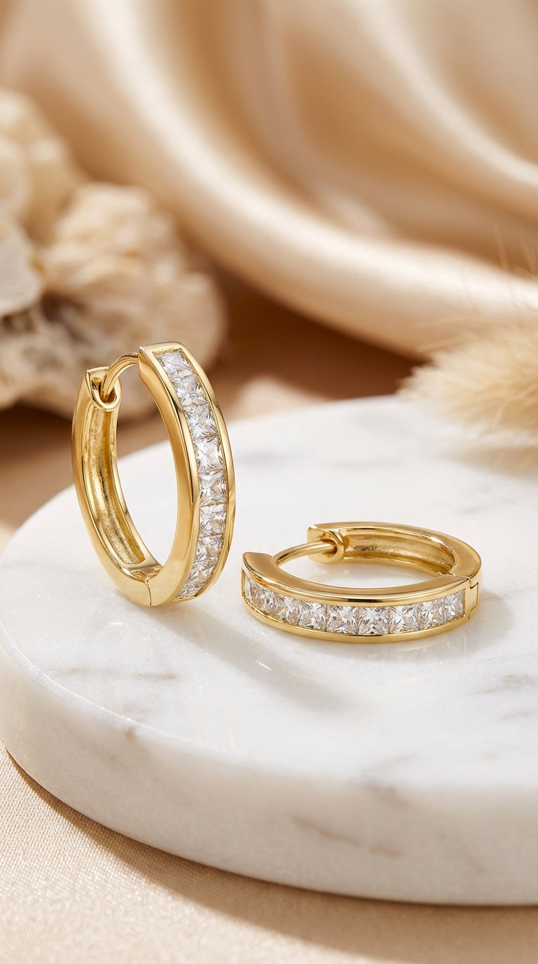 Pendientes de Aro Color Oro y Cristal LAVRA - modelo con pendientes look elegante