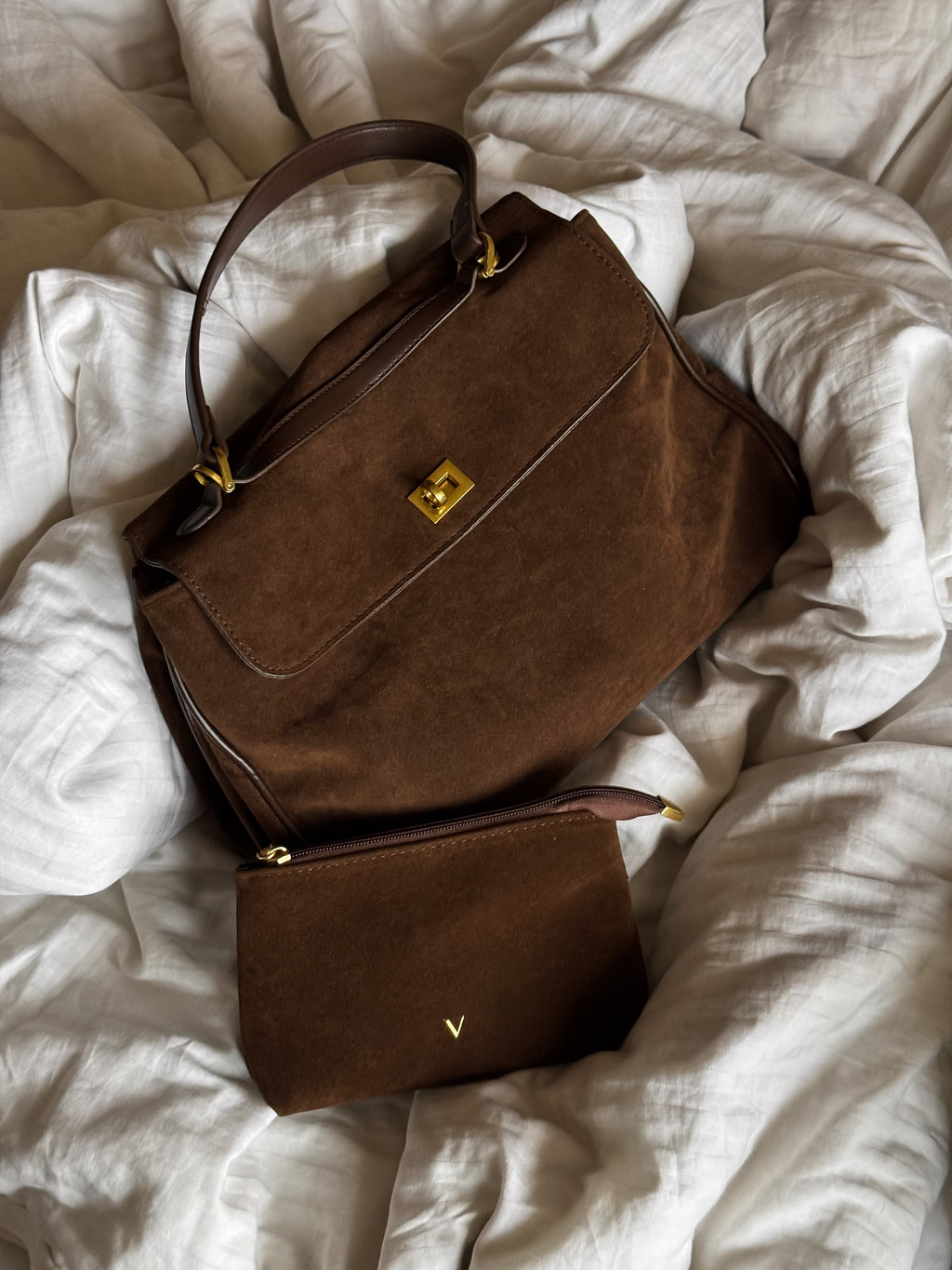 Bolso Suede LAVRA - vista lateral fondo neutro