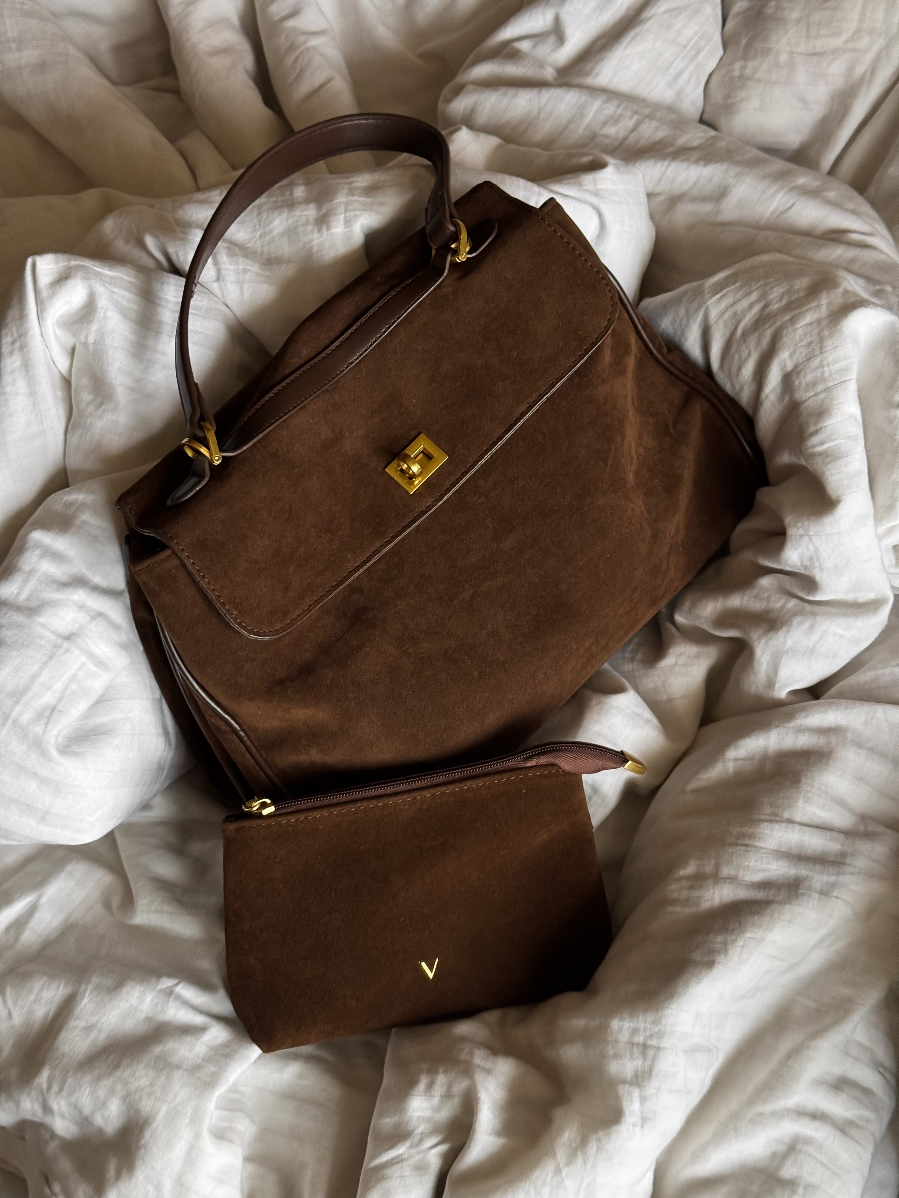 Bolso Suede LAVRA - vista lateral fondo neutro