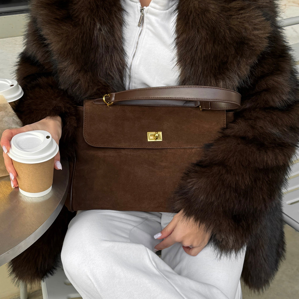 Bolso Suede LAVRA - detalle asa y cierre