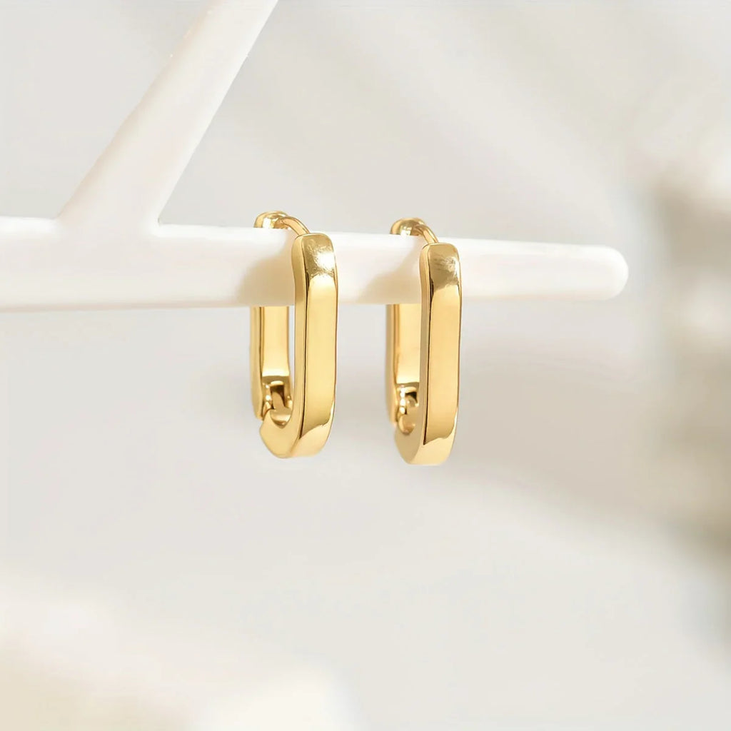 Pendientes de Aro Geométricos LAVRA - modelo con pendientes look moderno