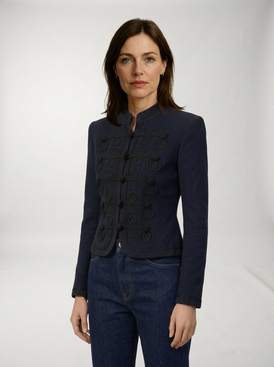 Chaqueta Elodie LAVRA - modelo editorial look elegante mujer